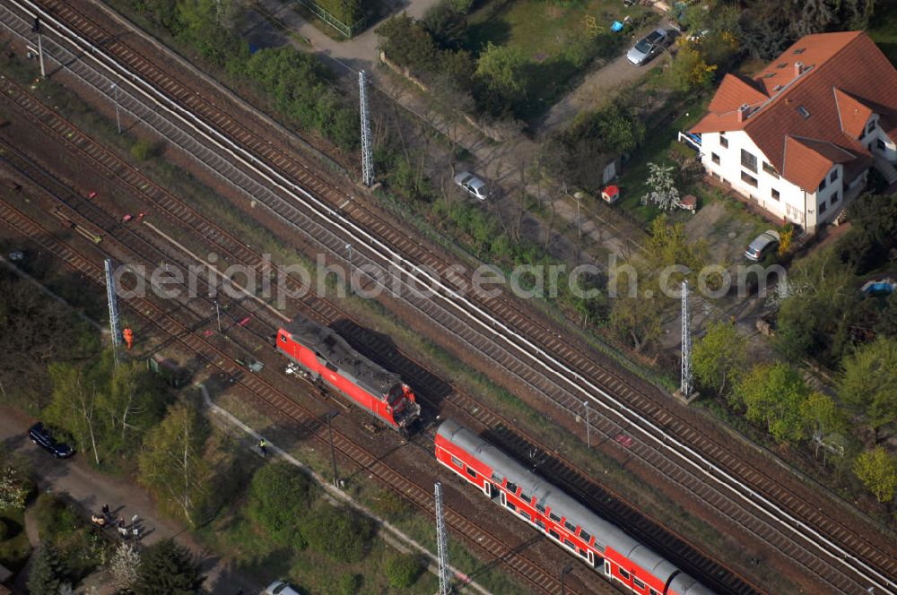 Berlin from above - Blick auf einen verunglückten Nahverkehrszug der Bahn nahe dem S-Bahnhof Karow. Der Regionalexpress aus Stralsund war am späten Abend des 16. April mit 22 Reisenden und Bahn-Personal im Bahnhof Berlin-Karow auf einen langsam fahrenden Güterzug aufgefahren. Die Verletzten wurden in umliegende Krankenhäuser gebracht. Der Triebwagen und der erste Waggon des Regionalexpress waren bei dem Zusammenstoß entgleist. Der Lokführer wurde durch den Aufprall in seinem Führerhaus eingeklemmt und musste von der Feuerwehr durch die Frontscheibe befreit werden.