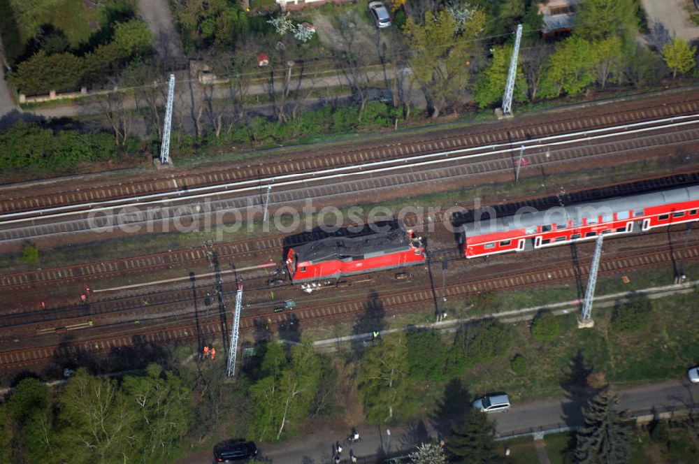 Berlin from above - Blick auf einen verunglückten Nahverkehrszug der Bahn nahe dem S-Bahnhof Karow. Der Regionalexpress aus Stralsund war am späten Abend des 16. April mit 22 Reisenden und Bahn-Personal im Bahnhof Berlin-Karow auf einen langsam fahrenden Güterzug aufgefahren. Die Verletzten wurden in umliegende Krankenhäuser gebracht. Der Triebwagen und der erste Waggon des Regionalexpress waren bei dem Zusammenstoß entgleist. Der Lokführer wurde durch den Aufprall in seinem Führerhaus eingeklemmt und musste von der Feuerwehr durch die Frontscheibe befreit werden.