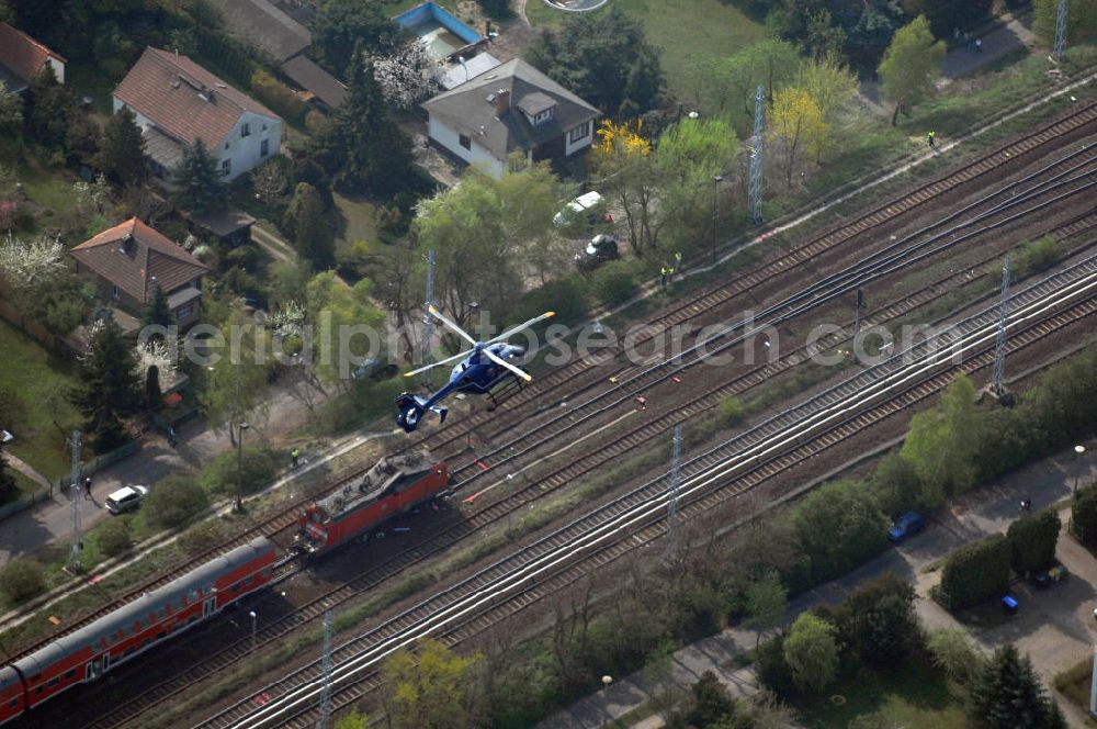 Berlin from the bird's eye view: Blick auf einen verunglückten Nahverkehrszug der Bahn nahe dem S-Bahnhof Karow. Der Regionalexpress aus Stralsund war am späten Abend des 16. April mit 22 Reisenden und Bahn-Personal im Bahnhof Berlin-Karow auf einen langsam fahrenden Güterzug aufgefahren. Die Verletzten wurden in umliegende Krankenhäuser gebracht. Der Triebwagen und der erste Waggon des Regionalexpress waren bei dem Zusammenstoß entgleist. Der Lokführer wurde durch den Aufprall in seinem Führerhaus eingeklemmt und musste von der Feuerwehr durch die Frontscheibe befreit werden.