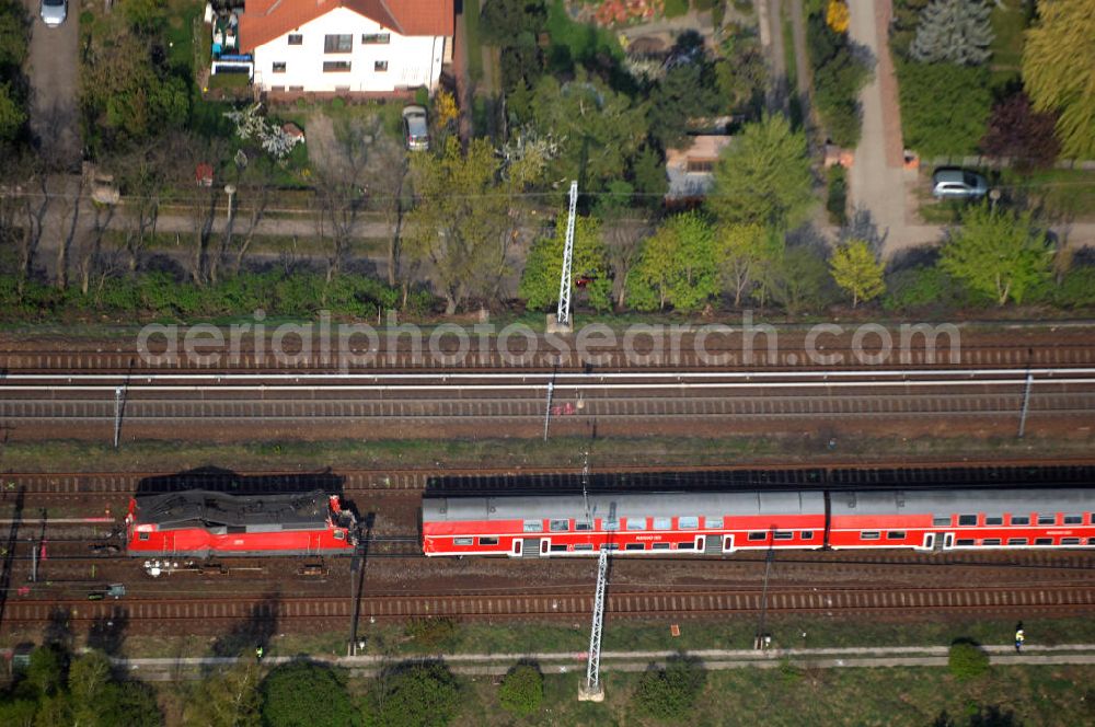 Aerial photograph Berlin - Blick auf einen verunglückten Nahverkehrszug der Bahn nahe dem S-Bahnhof Karow. Der Regionalexpress aus Stralsund war am späten Abend des 16. April mit 22 Reisenden und Bahn-Personal im Bahnhof Berlin-Karow auf einen langsam fahrenden Güterzug aufgefahren. Die Verletzten wurden in umliegende Krankenhäuser gebracht. Der Triebwagen und der erste Waggon des Regionalexpress waren bei dem Zusammenstoß entgleist. Der Lokführer wurde durch den Aufprall in seinem Führerhaus eingeklemmt und musste von der Feuerwehr durch die Frontscheibe befreit werden.