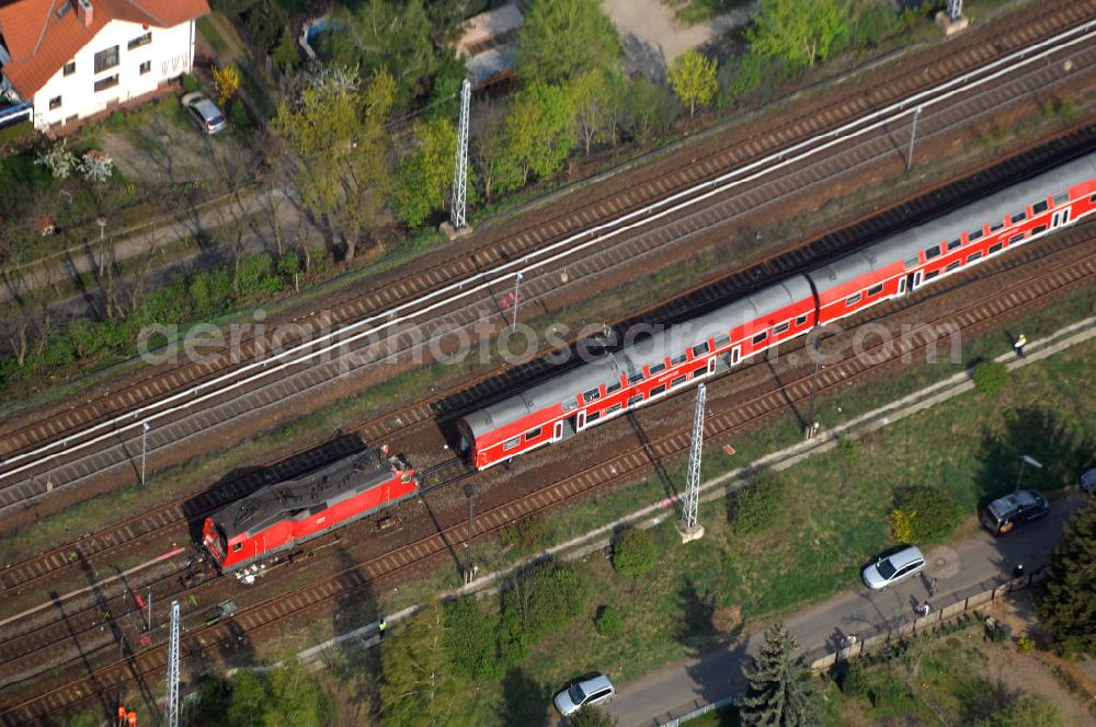 Berlin from above - Blick auf einen verunglückten Nahverkehrszug der Bahn nahe dem S-Bahnhof Karow. Der Regionalexpress aus Stralsund war am späten Abend des 16. April mit 22 Reisenden und Bahn-Personal im Bahnhof Berlin-Karow auf einen langsam fahrenden Güterzug aufgefahren. Die Verletzten wurden in umliegende Krankenhäuser gebracht. Der Triebwagen und der erste Waggon des Regionalexpress waren bei dem Zusammenstoß entgleist. Der Lokführer wurde durch den Aufprall in seinem Führerhaus eingeklemmt und musste von der Feuerwehr durch die Frontscheibe befreit werden.