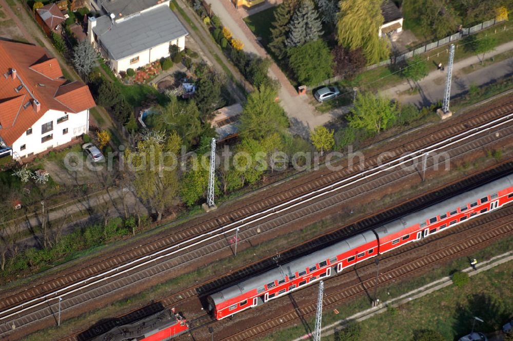 Berlin from the bird's eye view: Blick auf einen verunglückten Nahverkehrszug der Bahn nahe dem S-Bahnhof Karow. Der Regionalexpress aus Stralsund war am späten Abend des 16. April mit 22 Reisenden und Bahn-Personal im Bahnhof Berlin-Karow auf einen langsam fahrenden Güterzug aufgefahren. Die Verletzten wurden in umliegende Krankenhäuser gebracht. Der Triebwagen und der erste Waggon des Regionalexpress waren bei dem Zusammenstoß entgleist. Der Lokführer wurde durch den Aufprall in seinem Führerhaus eingeklemmt und musste von der Feuerwehr durch die Frontscheibe befreit werden.