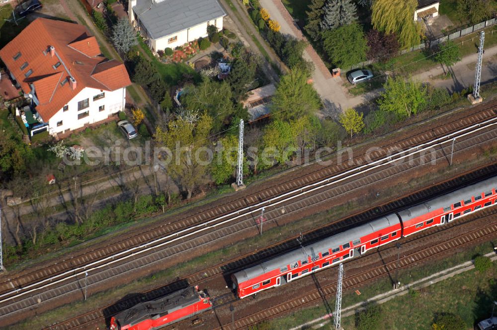 Aerial image Berlin - Blick auf einen verunglückten Nahverkehrszug der Bahn nahe dem S-Bahnhof Karow. Der Regionalexpress aus Stralsund war am späten Abend des 16. April mit 22 Reisenden und Bahn-Personal im Bahnhof Berlin-Karow auf einen langsam fahrenden Güterzug aufgefahren. Die Verletzten wurden in umliegende Krankenhäuser gebracht. Der Triebwagen und der erste Waggon des Regionalexpress waren bei dem Zusammenstoß entgleist. Der Lokführer wurde durch den Aufprall in seinem Führerhaus eingeklemmt und musste von der Feuerwehr durch die Frontscheibe befreit werden.