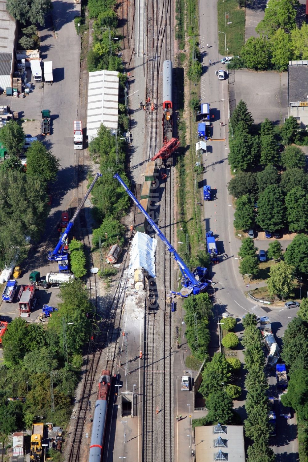 Müllheim from above - Salvage operations after train crash at the train station in Muellheim on the Upper Rhine in the Federal State of Baden-Wuerttemberg. At the railway accident freight wagons derailed, partially loaded with dangerous goods 