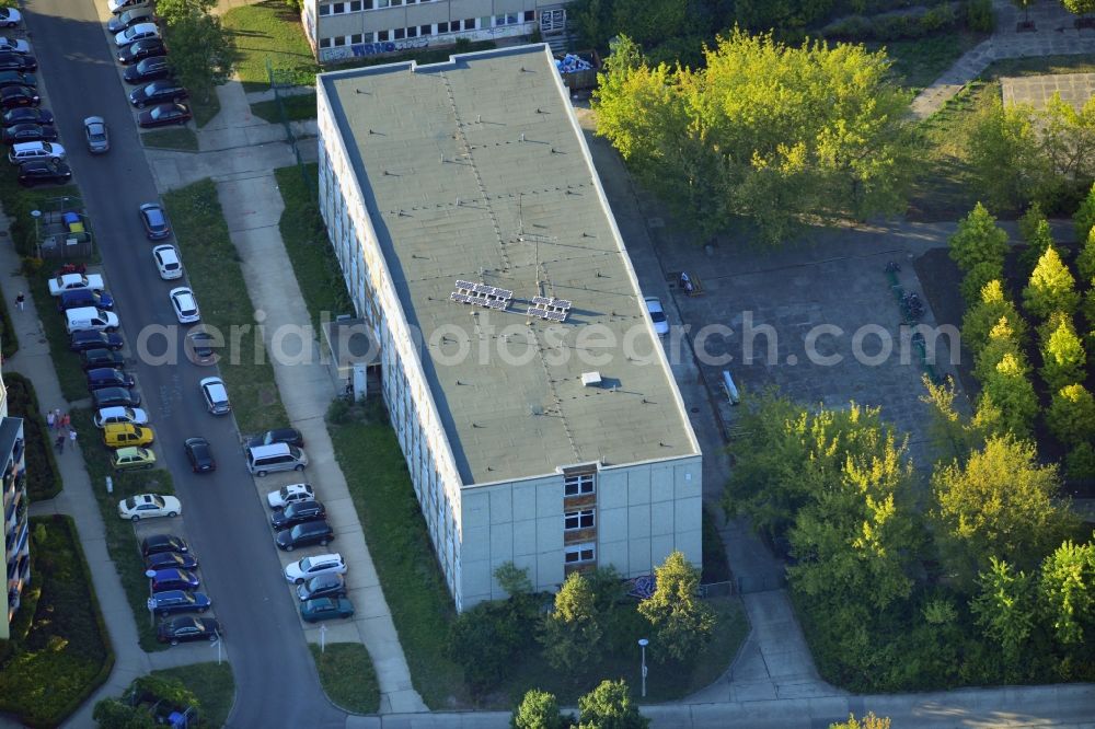 Aerial photograph Berlin Hellersdorf - Asylum Home - Former Max Reinhardt School in the Carola Neher Street in Berlin - Hellersdorf