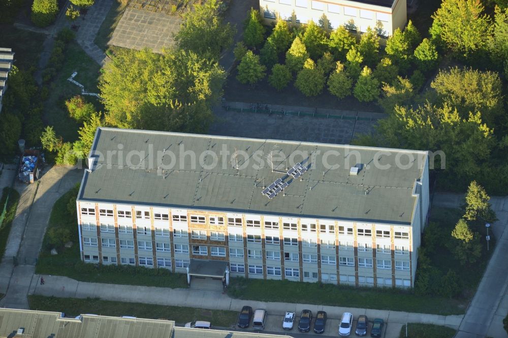 Aerial photograph Berlin Hellersdorf - Asylum Home - Former Max Reinhardt School in the Carola Neher Street in Berlin - Hellersdorf