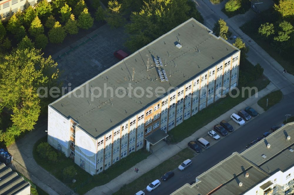 Berlin Hellersdorf from the bird's eye view: Asylum Home - Former Max Reinhardt School in the Carola Neher Street in Berlin - Hellersdorf