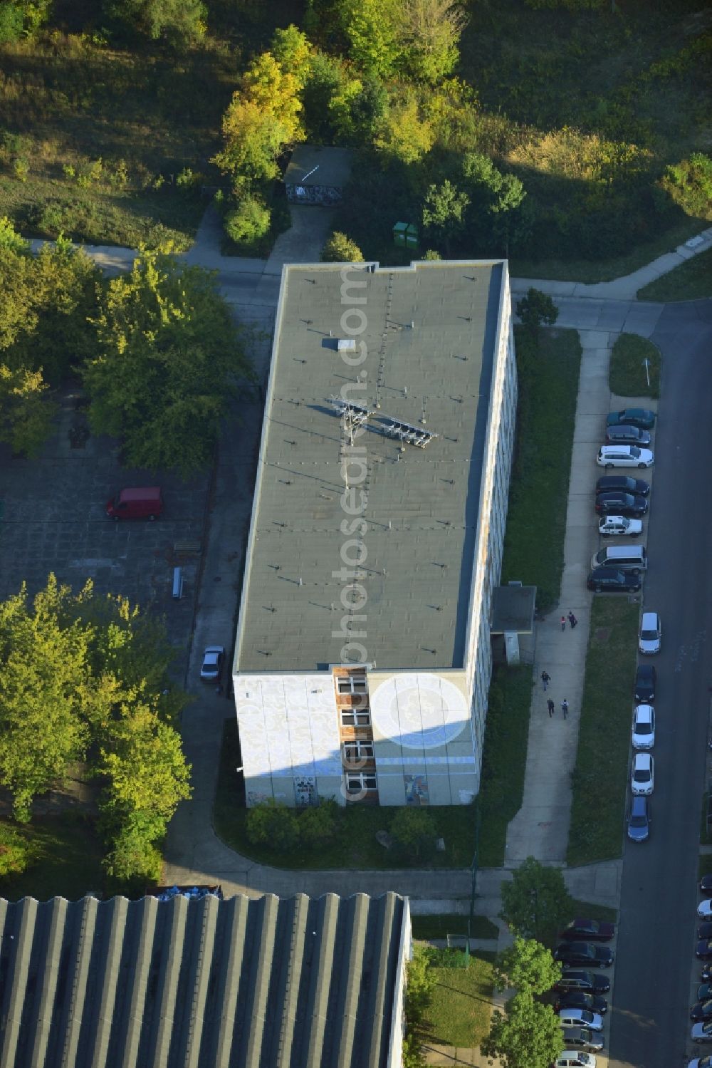 Aerial photograph Berlin Hellersdorf - Asylum Home - Former Max Reinhardt School in the Carola Neher Street in Berlin - Hellersdorf