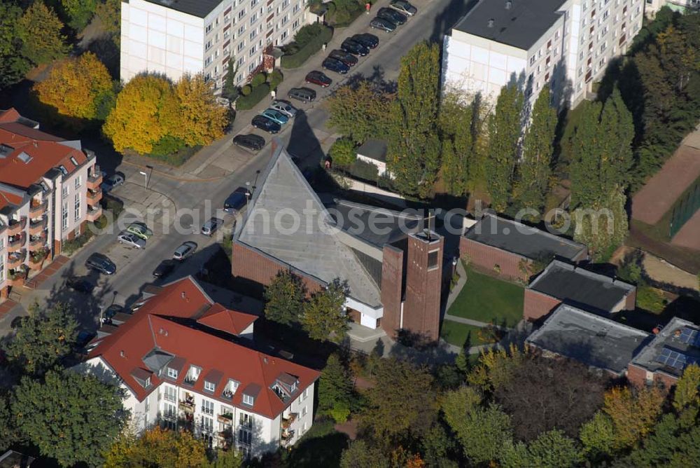 Berlin-Friedrichsfelde from above - Blick auf das katholische Pfarramt Friedrichsfelde Zum Guten Hirten, Kurze Str. 4, 10315 Berlin - Tel.: 030/5123005 - E-Mail: kontakt@zum-guten-hirten-berlin.de. In Friedrichsfelde wurden in den Jahren 1982 bis 1985 das Pfarrhaus und die Kirche an der Stelle der alten Gebäude neu gebaut.