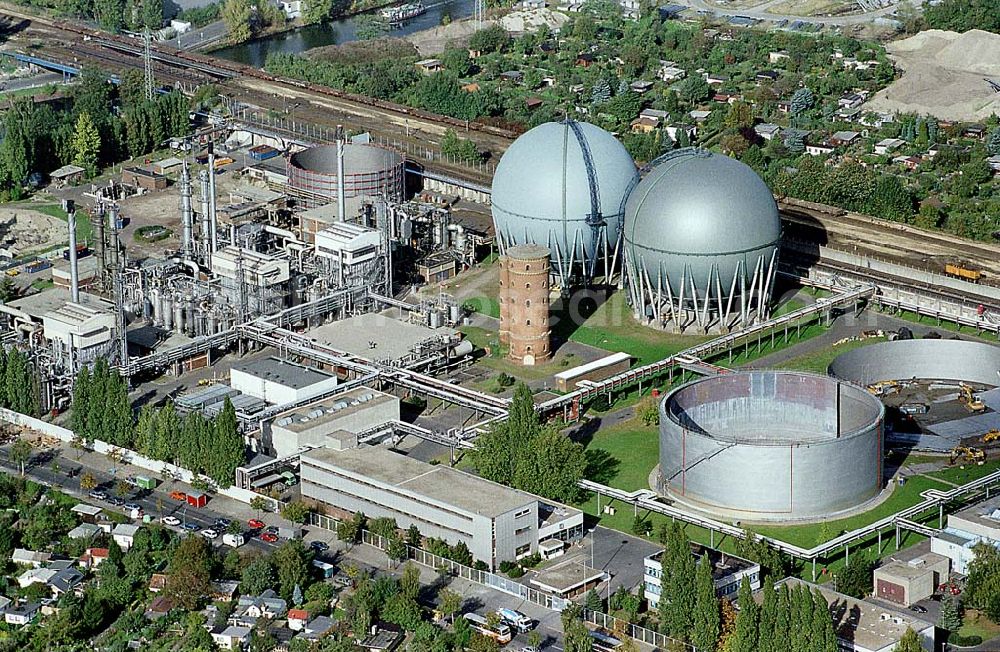 Berlin from the bird's eye view: 21.10.1995 Berlin, Gelände des Charlottenburger Gaswerkes an der Gaußstraße. Als damals weltgrößter Kugel-Hochdruckbehälter wurden die beiden Speicher 1974 und 1977 zur Stadtgasproduktiion in Betriebgenommen.