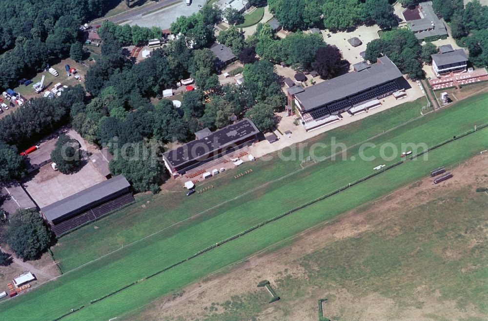 Hoppegarten from above - Die Zuschauertribünen der und Natur- und Denkmalschutz stehenden Galopprennbahn Hoppegarten in Brandenburg sind bei zahlreichen Pferdesportereignissen und an deren Events im Jahr regelmäßig gut besucht. //The bleachers and the natural and historical monument standing racecourse Hoppe Garden in Brandenburg are well attended regularly in numerous equestrian events and other events of the year