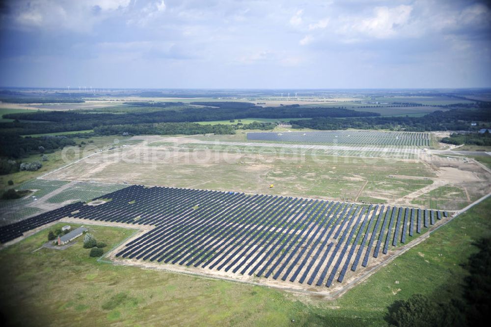 Aerial photograph Tutow - Neuer zweiter Bauabschnitt des Solarenergiepark am Flugplatz Tutow in Mecklenburg - Vorpommern. Die juwi solar GmbH errichtet hier auf ca. 21 Hektar einen Solarpark mit ca. 65.500 Quadratmetern Solarmodulfläche bei ca. 91.000200 Einzelmodulen und einer Nennleistung von ca. 6780 Kilowattstunden jährlich. Modulhersteller ist die First Solar GmbH, die Unterkonstruktionen werden von der Fa. Schletter Leichtmetallbau GmbH errichtet. View of the second section of the solar energy park at the airport Tutow in Mecklenburg - Western Pomerania.