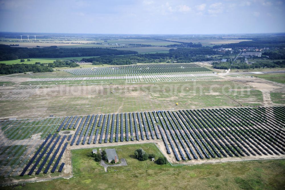 Tutow from above - Neuer zweiter Bauabschnitt des Solarenergiepark am Flugplatz Tutow in Mecklenburg - Vorpommern. Die juwi solar GmbH errichtet hier auf ca. 21 Hektar einen Solarpark mit ca. 65.500 Quadratmetern Solarmodulfläche bei ca. 91.000200 Einzelmodulen und einer Nennleistung von ca. 6780 Kilowattstunden jährlich. Modulhersteller ist die First Solar GmbH, die Unterkonstruktionen werden von der Fa. Schletter Leichtmetallbau GmbH errichtet. View of the second section of the solar energy park at the airport Tutow in Mecklenburg - Western Pomerania.