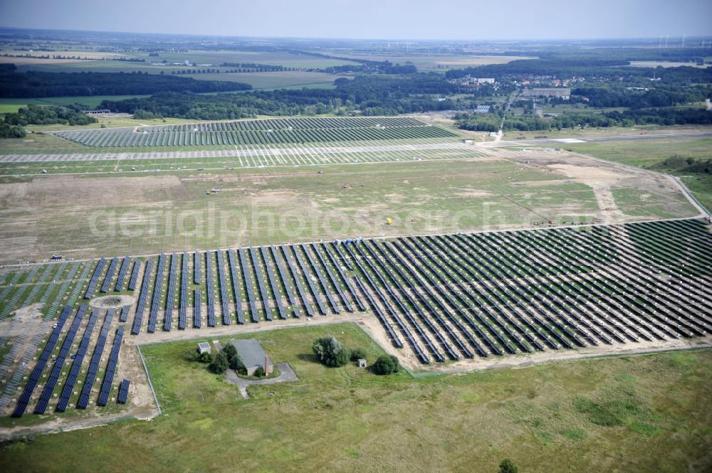 Tutow from the bird's eye view: Neuer zweiter Bauabschnitt des Solarenergiepark am Flugplatz Tutow in Mecklenburg - Vorpommern. Die juwi solar GmbH errichtet hier auf ca. 21 Hektar einen Solarpark mit ca. 65.500 Quadratmetern Solarmodulfläche bei ca. 91.000200 Einzelmodulen und einer Nennleistung von ca. 6780 Kilowattstunden jährlich. Modulhersteller ist die First Solar GmbH, die Unterkonstruktionen werden von der Fa. Schletter Leichtmetallbau GmbH errichtet. View of the second section of the solar energy park at the airport Tutow in Mecklenburg - Western Pomerania.