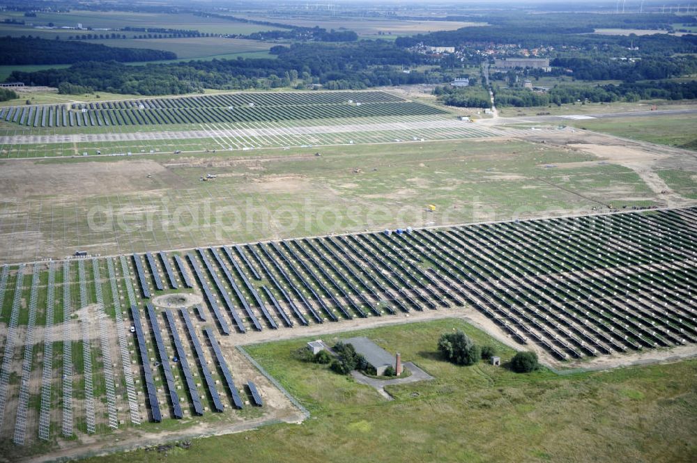 Aerial image Tutow - Neuer zweiter Bauabschnitt des Solarenergiepark am Flugplatz Tutow in Mecklenburg - Vorpommern. Die juwi solar GmbH errichtet hier auf ca. 21 Hektar einen Solarpark mit ca. 65.500 Quadratmetern Solarmodulfläche bei ca. 91.000200 Einzelmodulen und einer Nennleistung von ca. 6780 Kilowattstunden jährlich. Modulhersteller ist die First Solar GmbH, die Unterkonstruktionen werden von der Fa. Schletter Leichtmetallbau GmbH errichtet. View of the second section of the solar energy park at the airport Tutow in Mecklenburg - Western Pomerania.