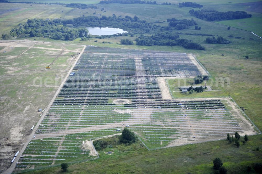 Tutow from above - Neuer zweiter Bauabschnitt des Solarenergiepark am Flugplatz Tutow in Mecklenburg - Vorpommern. Die juwi solar GmbH errichtet hier auf ca. 21 Hektar einen Solarpark mit ca. 65.500 Quadratmetern Solarmodulfläche bei ca. 91.000200 Einzelmodulen und einer Nennleistung von ca. 6780 Kilowattstunden jährlich. Modulhersteller ist die First Solar GmbH, die Unterkonstruktionen werden von der Fa. Schletter Leichtmetallbau GmbH errichtet. View of the second section of the solar energy park at the airport Tutow in Mecklenburg - Western Pomerania.