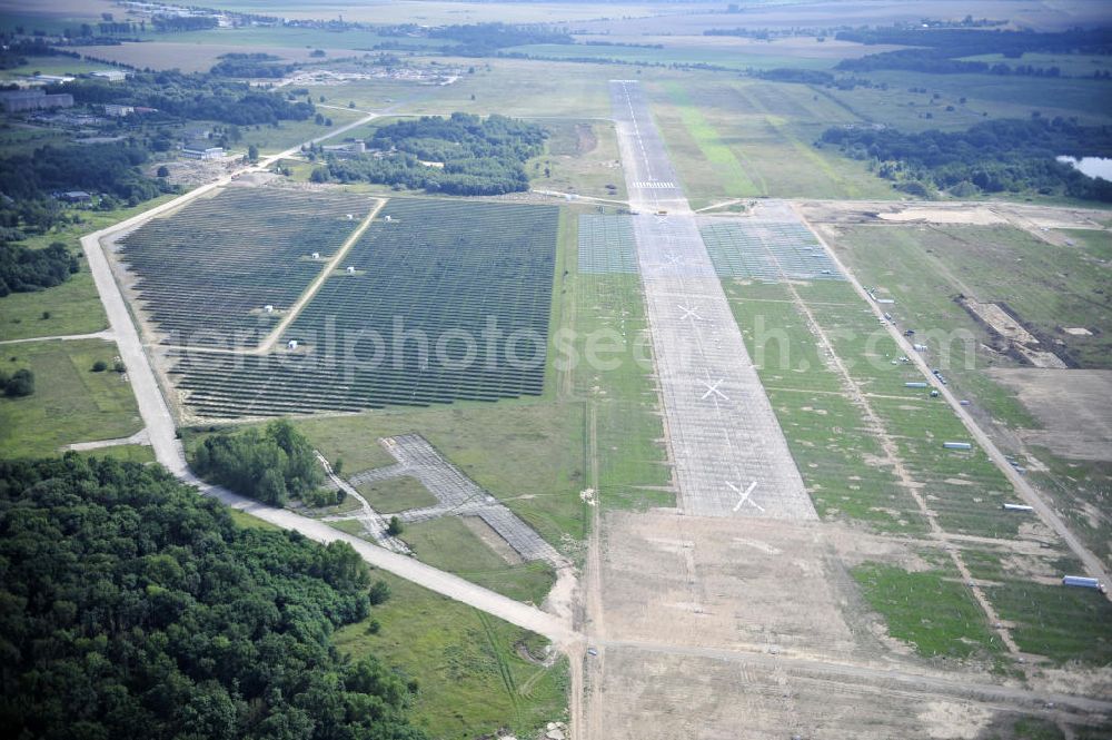 Aerial image Tutow - Neuer zweiter Bauabschnitt des Solarenergiepark am Flugplatz Tutow in Mecklenburg - Vorpommern. Die juwi solar GmbH errichtet hier auf ca. 21 Hektar einen Solarpark mit ca. 65.500 Quadratmetern Solarmodulfläche bei ca. 91.000200 Einzelmodulen und einer Nennleistung von ca. 6780 Kilowattstunden jährlich. Modulhersteller ist die First Solar GmbH, die Unterkonstruktionen werden von der Fa. Schletter Leichtmetallbau GmbH errichtet. View of the second section of the solar energy park at the airport Tutow in Mecklenburg - Western Pomerania.