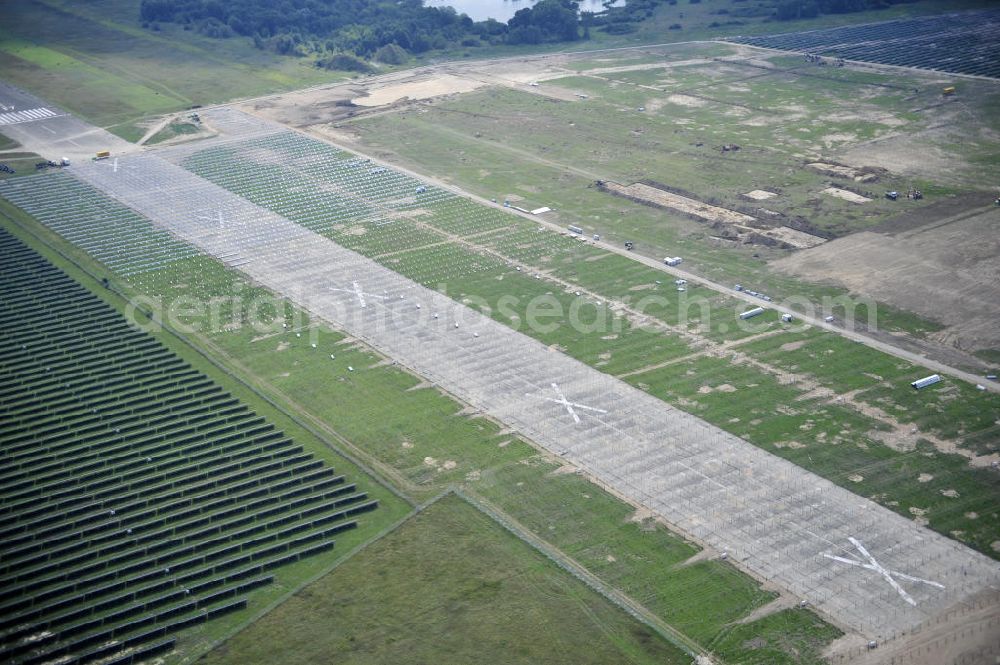 Tutow from above - Neuer zweiter Bauabschnitt des Solarenergiepark am Flugplatz Tutow in Mecklenburg - Vorpommern. Die juwi solar GmbH errichtet hier auf ca. 21 Hektar einen Solarpark mit ca. 65.500 Quadratmetern Solarmodulfläche bei ca. 91.000200 Einzelmodulen und einer Nennleistung von ca. 6780 Kilowattstunden jährlich. Modulhersteller ist die First Solar GmbH, die Unterkonstruktionen werden von der Fa. Schletter Leichtmetallbau GmbH errichtet. View of the second section of the solar energy park at the airport Tutow in Mecklenburg - Western Pomerania.