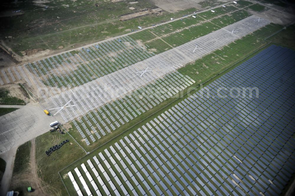 Aerial image Tutow - Neuer zweiter Bauabschnitt des Solarenergiepark am Flugplatz Tutow in Mecklenburg - Vorpommern. Die juwi solar GmbH errichtet hier auf ca. 21 Hektar einen Solarpark mit ca. 65.500 Quadratmetern Solarmodulfläche bei ca. 91.000200 Einzelmodulen und einer Nennleistung von ca. 6780 Kilowattstunden jährlich. Modulhersteller ist die First Solar GmbH, die Unterkonstruktionen werden von der Fa. Schletter Leichtmetallbau GmbH errichtet. View of the second section of the solar energy park at the airport Tutow in Mecklenburg - Western Pomerania.