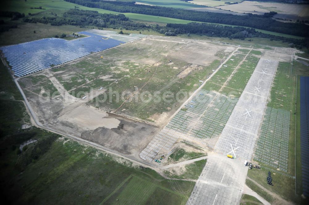 Aerial photograph Tutow - Neuer zweiter Bauabschnitt des Solarenergiepark am Flugplatz Tutow in Mecklenburg - Vorpommern. Die juwi solar GmbH errichtet hier auf ca. 21 Hektar einen Solarpark mit ca. 65.500 Quadratmetern Solarmodulfläche bei ca. 91.000200 Einzelmodulen und einer Nennleistung von ca. 6780 Kilowattstunden jährlich. Modulhersteller ist die First Solar GmbH, die Unterkonstruktionen werden von der Fa. Schletter Leichtmetallbau GmbH errichtet. View of the second section of the solar energy park at the airport Tutow in Mecklenburg - Western Pomerania.