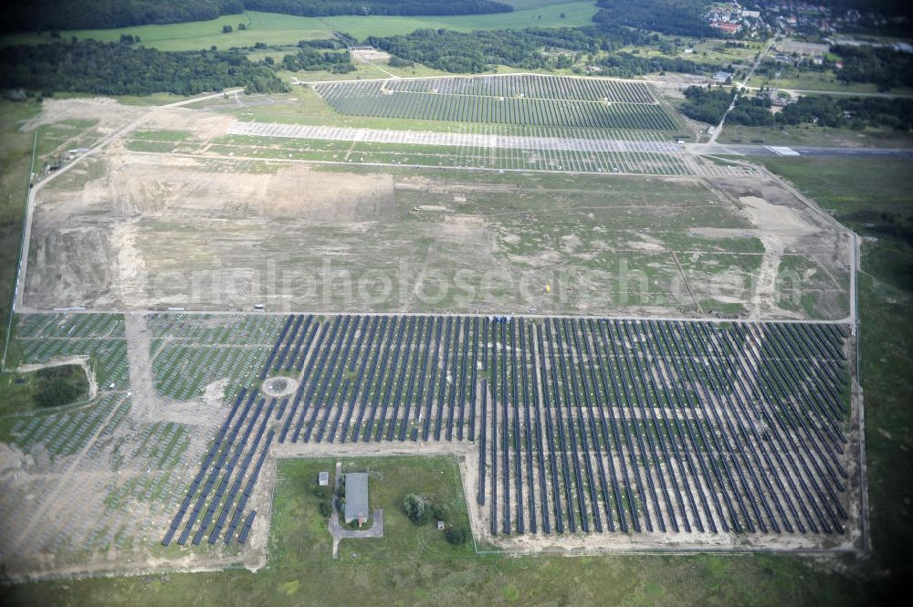 Tutow from above - Neuer zweiter Bauabschnitt des Solarenergiepark am Flugplatz Tutow in Mecklenburg - Vorpommern. Die juwi solar GmbH errichtet hier auf ca. 21 Hektar einen Solarpark mit ca. 65.500 Quadratmetern Solarmodulfläche bei ca. 91.000200 Einzelmodulen und einer Nennleistung von ca. 6780 Kilowattstunden jährlich. Modulhersteller ist die First Solar GmbH, die Unterkonstruktionen werden von der Fa. Schletter Leichtmetallbau GmbH errichtet. View of the second section of the solar energy park at the airport Tutow in Mecklenburg - Western Pomerania.