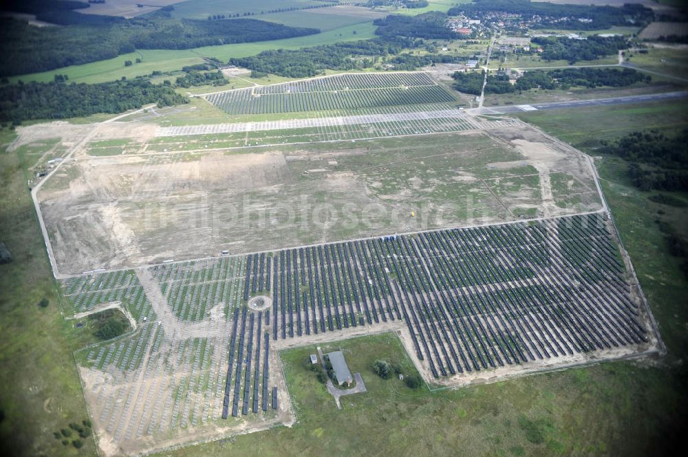 Tutow from the bird's eye view: Neuer zweiter Bauabschnitt des Solarenergiepark am Flugplatz Tutow in Mecklenburg - Vorpommern. Die juwi solar GmbH errichtet hier auf ca. 21 Hektar einen Solarpark mit ca. 65.500 Quadratmetern Solarmodulfläche bei ca. 91.000200 Einzelmodulen und einer Nennleistung von ca. 6780 Kilowattstunden jährlich. Modulhersteller ist die First Solar GmbH, die Unterkonstruktionen werden von der Fa. Schletter Leichtmetallbau GmbH errichtet. View of the second section of the solar energy park at the airport Tutow in Mecklenburg - Western Pomerania.