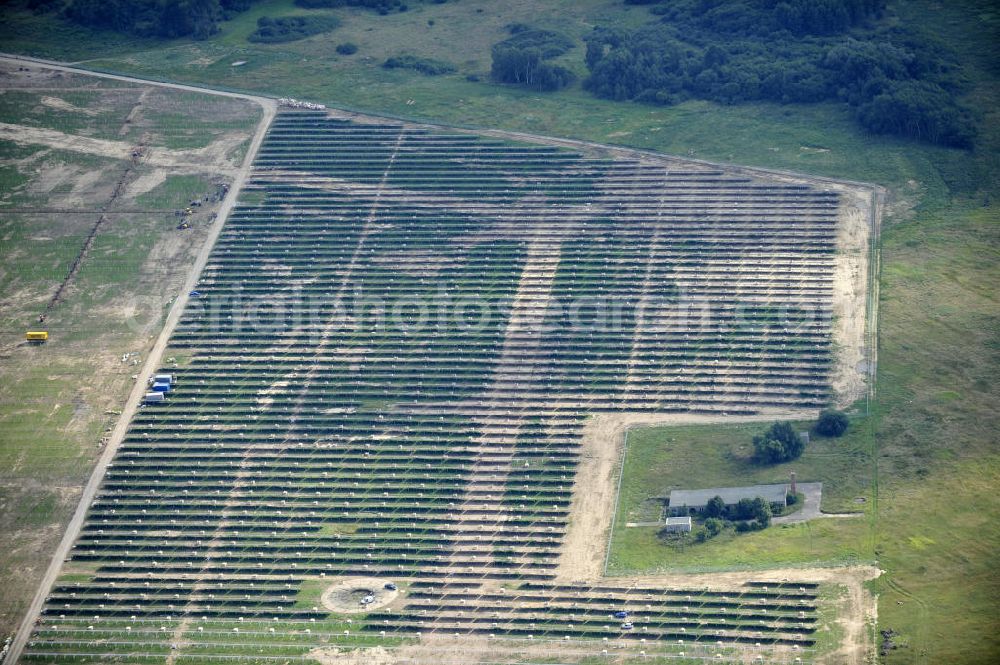 Aerial image Tutow - Neuer zweiter Bauabschnitt des Solarenergiepark am Flugplatz Tutow in Mecklenburg - Vorpommern. Die juwi solar GmbH errichtet hier auf ca. 21 Hektar einen Solarpark mit ca. 65.500 Quadratmetern Solarmodulfläche bei ca. 91.000200 Einzelmodulen und einer Nennleistung von ca. 6780 Kilowattstunden jährlich. Modulhersteller ist die First Solar GmbH, die Unterkonstruktionen werden von der Fa. Schletter Leichtmetallbau GmbH errichtet. View of the second section of the solar energy park at the airport Tutow in Mecklenburg - Western Pomerania.