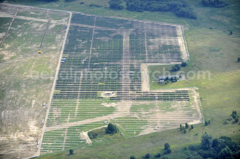 Aerial photograph Tutow - Neuer zweiter Bauabschnitt des Solarenergiepark am Flugplatz Tutow in Mecklenburg - Vorpommern. Die juwi solar GmbH errichtet hier auf ca. 21 Hektar einen Solarpark mit ca. 65.500 Quadratmetern Solarmodulfläche bei ca. 91.000200 Einzelmodulen und einer Nennleistung von ca. 6780 Kilowattstunden jährlich. Modulhersteller ist die First Solar GmbH, die Unterkonstruktionen werden von der Fa. Schletter Leichtmetallbau GmbH errichtet. View of the second section of the solar energy park at the airport Tutow in Mecklenburg - Western Pomerania.