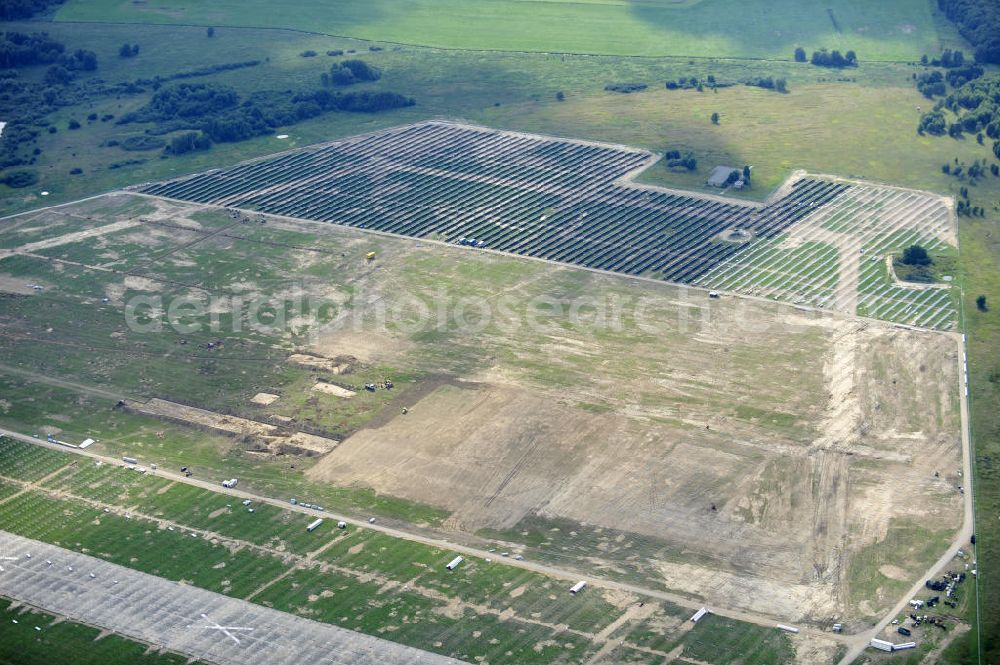 Tutow from above - Neuer zweiter Bauabschnitt des Solarenergiepark am Flugplatz Tutow in Mecklenburg - Vorpommern. Die juwi solar GmbH errichtet hier auf ca. 21 Hektar einen Solarpark mit ca. 65.500 Quadratmetern Solarmodulfläche bei ca. 91.000200 Einzelmodulen und einer Nennleistung von ca. 6780 Kilowattstunden jährlich. Modulhersteller ist die First Solar GmbH, die Unterkonstruktionen werden von der Fa. Schletter Leichtmetallbau GmbH errichtet. View of the second section of the solar energy park at the airport Tutow in Mecklenburg - Western Pomerania.