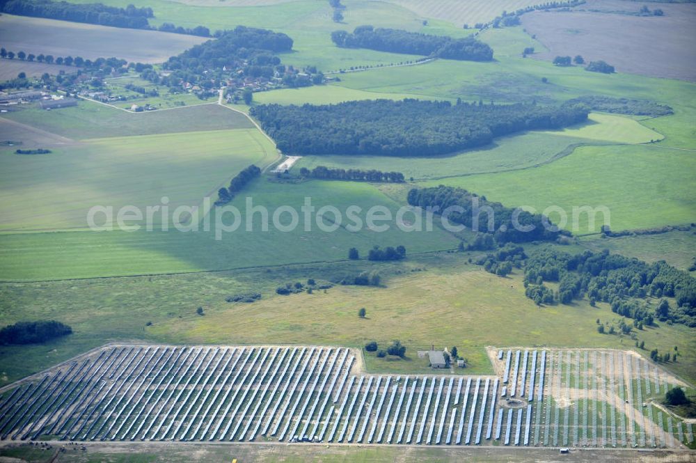 Tutow from the bird's eye view: Neuer zweiter Bauabschnitt des Solarenergiepark am Flugplatz Tutow in Mecklenburg - Vorpommern. Die juwi solar GmbH errichtet hier auf ca. 21 Hektar einen Solarpark mit ca. 65.500 Quadratmetern Solarmodulfläche bei ca. 91.000200 Einzelmodulen und einer Nennleistung von ca. 6780 Kilowattstunden jährlich. Modulhersteller ist die First Solar GmbH, die Unterkonstruktionen werden von der Fa. Schletter Leichtmetallbau GmbH errichtet. View of the second section of the solar energy park at the airport Tutow in Mecklenburg - Western Pomerania.