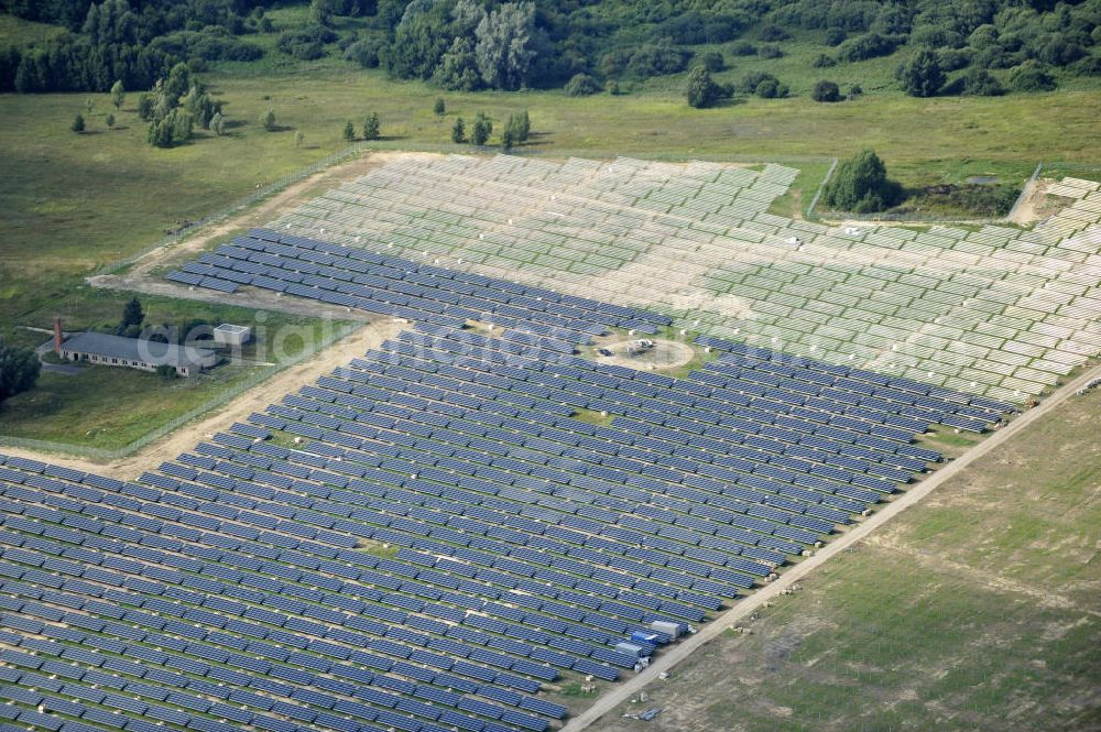 Aerial image Tutow - Neuer zweiter Bauabschnitt des Solarenergiepark am Flugplatz Tutow in Mecklenburg - Vorpommern. Die juwi solar GmbH errichtet hier auf ca. 21 Hektar einen Solarpark mit ca. 65.500 Quadratmetern Solarmodulfläche bei ca. 91.000200 Einzelmodulen und einer Nennleistung von ca. 6780 Kilowattstunden jährlich. Modulhersteller ist die First Solar GmbH, die Unterkonstruktionen werden von der Fa. Schletter Leichtmetallbau GmbH errichtet. View of the second section of the solar energy park at the airport Tutow in Mecklenburg - Western Pomerania.