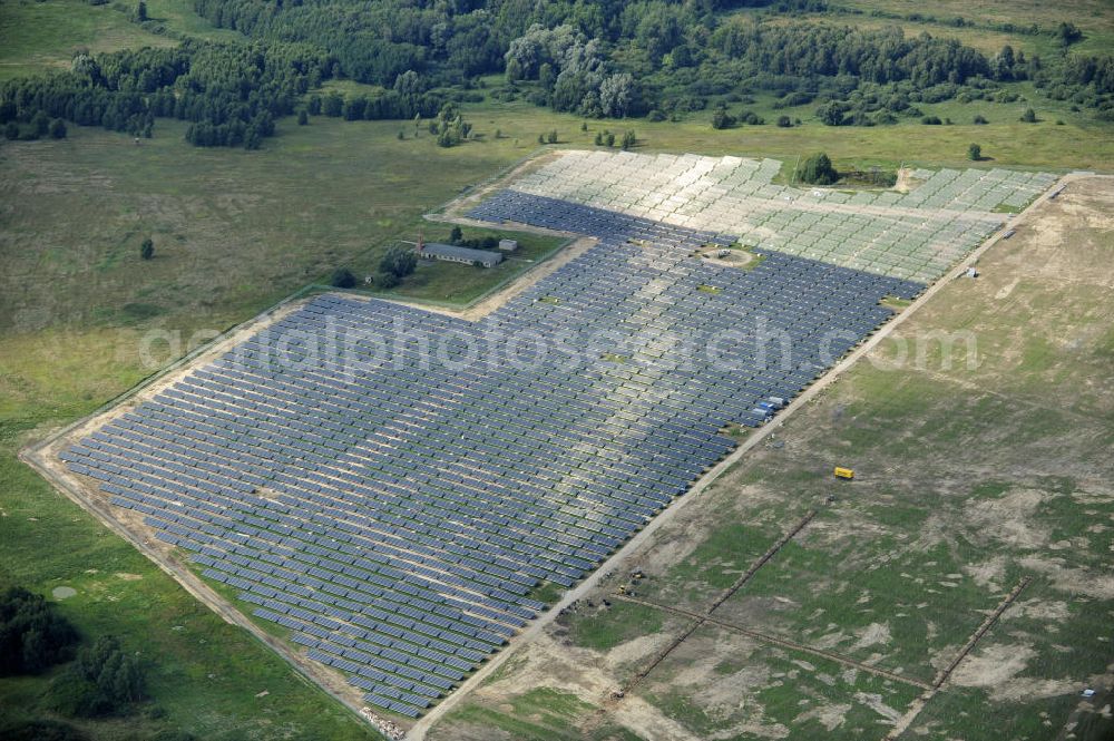 Aerial photograph Tutow - Neuer zweiter Bauabschnitt des Solarenergiepark am Flugplatz Tutow in Mecklenburg - Vorpommern. Die juwi solar GmbH errichtet hier auf ca. 21 Hektar einen Solarpark mit ca. 65.500 Quadratmetern Solarmodulfläche bei ca. 91.000200 Einzelmodulen und einer Nennleistung von ca. 6780 Kilowattstunden jährlich. Modulhersteller ist die First Solar GmbH, die Unterkonstruktionen werden von der Fa. Schletter Leichtmetallbau GmbH errichtet. View of the second section of the solar energy park at the airport Tutow in Mecklenburg - Western Pomerania.