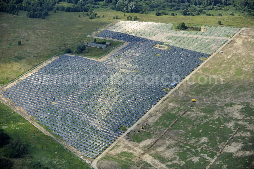 Tutow from above - Neuer zweiter Bauabschnitt des Solarenergiepark am Flugplatz Tutow in Mecklenburg - Vorpommern. Die juwi solar GmbH errichtet hier auf ca. 21 Hektar einen Solarpark mit ca. 65.500 Quadratmetern Solarmodulfläche bei ca. 91.000200 Einzelmodulen und einer Nennleistung von ca. 6780 Kilowattstunden jährlich. Modulhersteller ist die First Solar GmbH, die Unterkonstruktionen werden von der Fa. Schletter Leichtmetallbau GmbH errichtet. View of the second section of the solar energy park at the airport Tutow in Mecklenburg - Western Pomerania.