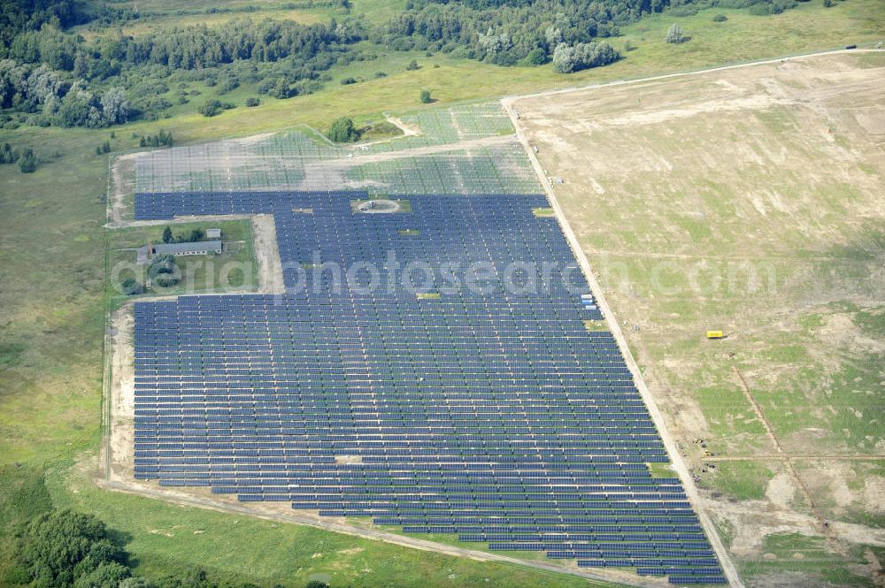 Tutow from above - Neuer zweiter Bauabschnitt des Solarenergiepark am Flugplatz Tutow in Mecklenburg - Vorpommern. Die juwi solar GmbH errichtet hier auf ca. 21 Hektar einen Solarpark mit ca. 65.500 Quadratmetern Solarmodulfläche bei ca. 91.000200 Einzelmodulen und einer Nennleistung von ca. 6780 Kilowattstunden jährlich. Modulhersteller ist die First Solar GmbH, die Unterkonstruktionen werden von der Fa. Schletter Leichtmetallbau GmbH errichtet. View of the second section of the solar energy park at the airport Tutow in Mecklenburg - Western Pomerania.