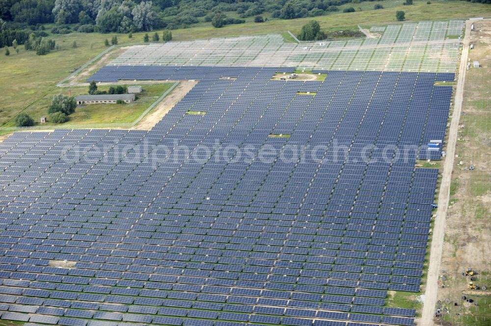 Aerial photograph Tutow - Neuer zweiter Bauabschnitt des Solarenergiepark am Flugplatz Tutow in Mecklenburg - Vorpommern. Die juwi solar GmbH errichtet hier auf ca. 21 Hektar einen Solarpark mit ca. 65.500 Quadratmetern Solarmodulfläche bei ca. 91.000200 Einzelmodulen und einer Nennleistung von ca. 6780 Kilowattstunden jährlich. Modulhersteller ist die First Solar GmbH, die Unterkonstruktionen werden von der Fa. Schletter Leichtmetallbau GmbH errichtet. View of the second section of the solar energy park at the airport Tutow in Mecklenburg - Western Pomerania.