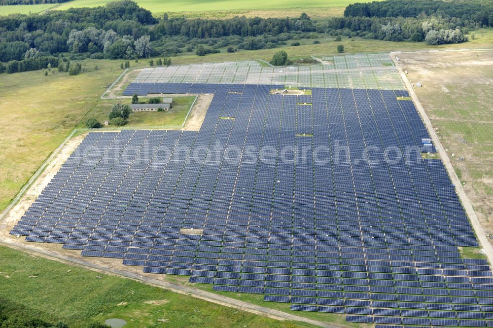 Tutow from above - Neuer zweiter Bauabschnitt des Solarenergiepark am Flugplatz Tutow in Mecklenburg - Vorpommern. Die juwi solar GmbH errichtet hier auf ca. 21 Hektar einen Solarpark mit ca. 65.500 Quadratmetern Solarmodulfläche bei ca. 91.000200 Einzelmodulen und einer Nennleistung von ca. 6780 Kilowattstunden jährlich. Modulhersteller ist die First Solar GmbH, die Unterkonstruktionen werden von der Fa. Schletter Leichtmetallbau GmbH errichtet. View of the second section of the solar energy park at the airport Tutow in Mecklenburg - Western Pomerania.