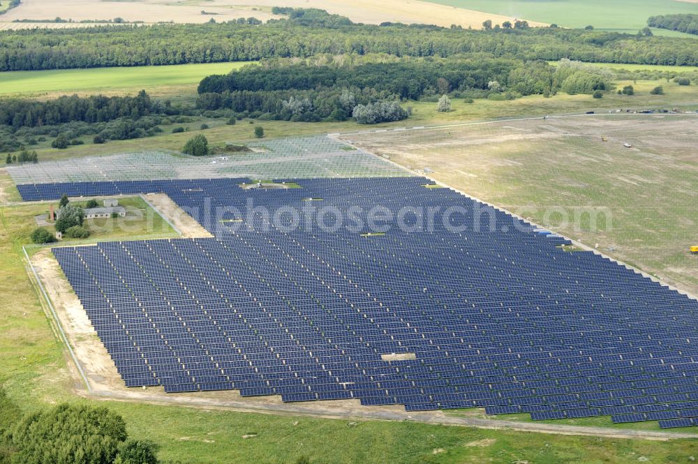 Tutow from the bird's eye view: Neuer zweiter Bauabschnitt des Solarenergiepark am Flugplatz Tutow in Mecklenburg - Vorpommern. Die juwi solar GmbH errichtet hier auf ca. 21 Hektar einen Solarpark mit ca. 65.500 Quadratmetern Solarmodulfläche bei ca. 91.000200 Einzelmodulen und einer Nennleistung von ca. 6780 Kilowattstunden jährlich. Modulhersteller ist die First Solar GmbH, die Unterkonstruktionen werden von der Fa. Schletter Leichtmetallbau GmbH errichtet. View of the second section of the solar energy park at the airport Tutow in Mecklenburg - Western Pomerania.