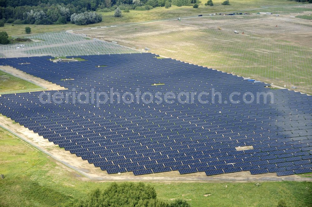 Aerial image Tutow - Neuer zweiter Bauabschnitt des Solarenergiepark am Flugplatz Tutow in Mecklenburg - Vorpommern. Die juwi solar GmbH errichtet hier auf ca. 21 Hektar einen Solarpark mit ca. 65.500 Quadratmetern Solarmodulfläche bei ca. 91.000200 Einzelmodulen und einer Nennleistung von ca. 6780 Kilowattstunden jährlich. Modulhersteller ist die First Solar GmbH, die Unterkonstruktionen werden von der Fa. Schletter Leichtmetallbau GmbH errichtet. View of the second section of the solar energy park at the airport Tutow in Mecklenburg - Western Pomerania.