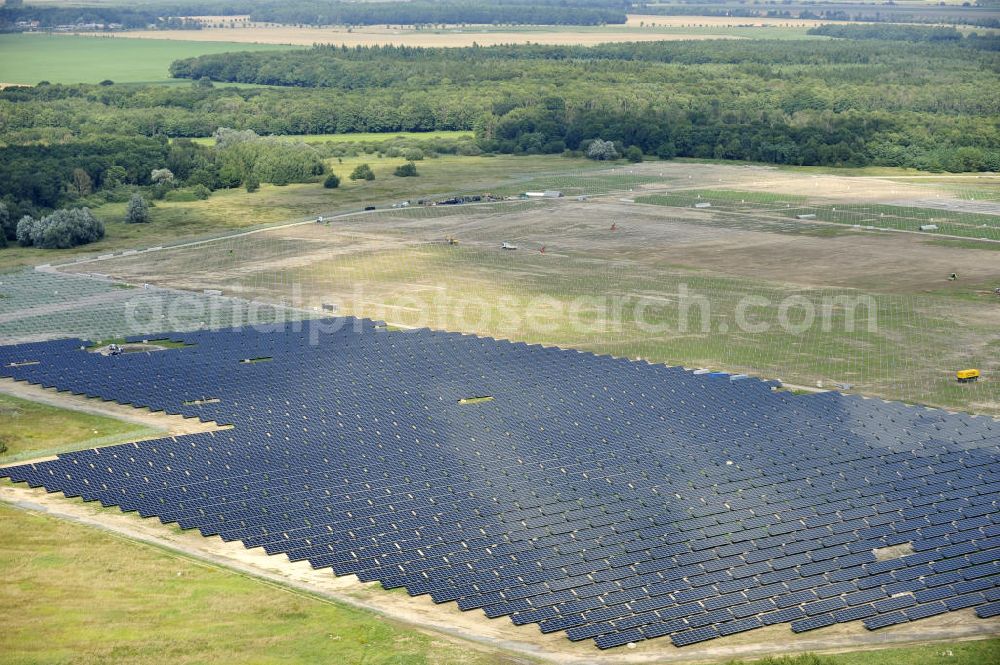 Aerial photograph Tutow - Neuer zweiter Bauabschnitt des Solarenergiepark am Flugplatz Tutow in Mecklenburg - Vorpommern. Die juwi solar GmbH errichtet hier auf ca. 21 Hektar einen Solarpark mit ca. 65.500 Quadratmetern Solarmodulfläche bei ca. 91.000200 Einzelmodulen und einer Nennleistung von ca. 6780 Kilowattstunden jährlich. Modulhersteller ist die First Solar GmbH, die Unterkonstruktionen werden von der Fa. Schletter Leichtmetallbau GmbH errichtet. View of the second section of the solar energy park at the airport Tutow in Mecklenburg - Western Pomerania.