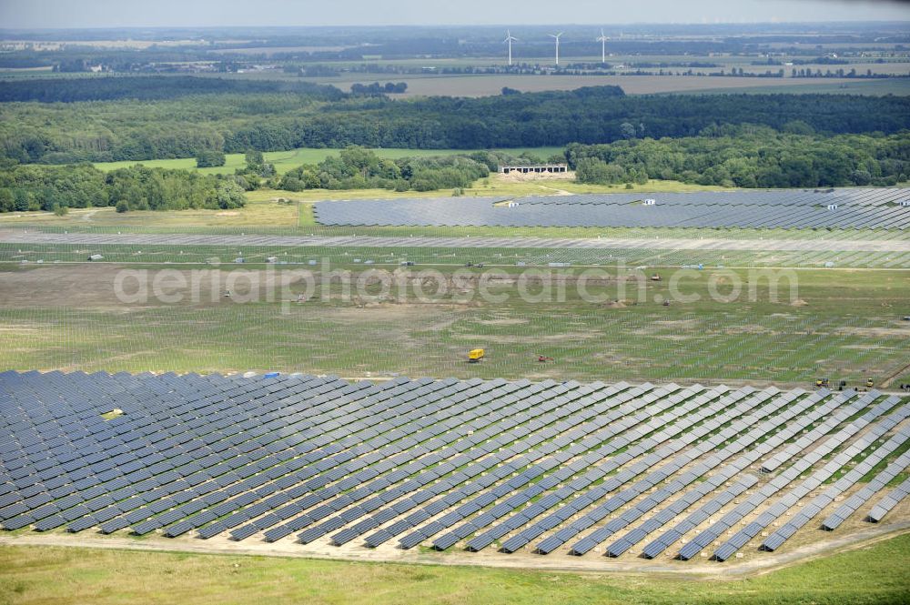 Tutow from the bird's eye view: Neuer zweiter Bauabschnitt des Solarenergiepark am Flugplatz Tutow in Mecklenburg - Vorpommern. Die juwi solar GmbH errichtet hier auf ca. 21 Hektar einen Solarpark mit ca. 65.500 Quadratmetern Solarmodulfläche bei ca. 91.000200 Einzelmodulen und einer Nennleistung von ca. 6780 Kilowattstunden jährlich. Modulhersteller ist die First Solar GmbH, die Unterkonstruktionen werden von der Fa. Schletter Leichtmetallbau GmbH errichtet. View of the second section of the solar energy park at the airport Tutow in Mecklenburg - Western Pomerania.