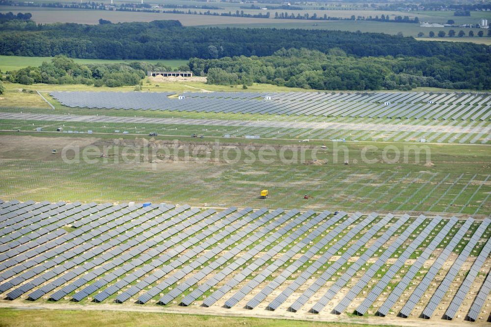 Aerial image Tutow - Neuer zweiter Bauabschnitt des Solarenergiepark am Flugplatz Tutow in Mecklenburg - Vorpommern. Die juwi solar GmbH errichtet hier auf ca. 21 Hektar einen Solarpark mit ca. 65.500 Quadratmetern Solarmodulfläche bei ca. 91.000200 Einzelmodulen und einer Nennleistung von ca. 6780 Kilowattstunden jährlich. Modulhersteller ist die First Solar GmbH, die Unterkonstruktionen werden von der Fa. Schletter Leichtmetallbau GmbH errichtet. View of the second section of the solar energy park at the airport Tutow in Mecklenburg - Western Pomerania.