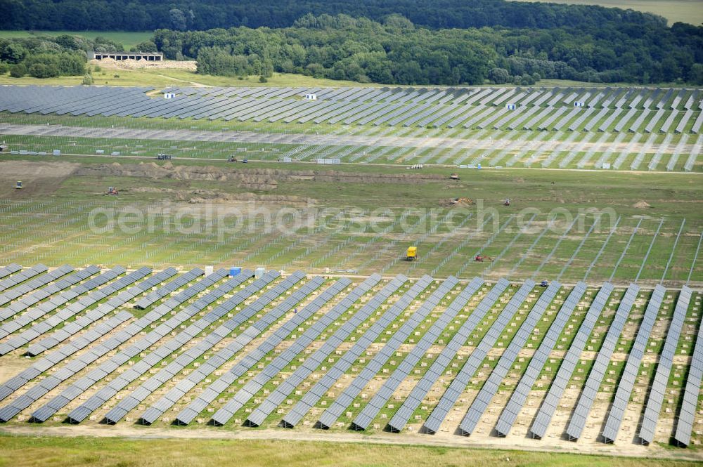 Aerial photograph Tutow - Neuer zweiter Bauabschnitt des Solarenergiepark am Flugplatz Tutow in Mecklenburg - Vorpommern. Die juwi solar GmbH errichtet hier auf ca. 21 Hektar einen Solarpark mit ca. 65.500 Quadratmetern Solarmodulfläche bei ca. 91.000200 Einzelmodulen und einer Nennleistung von ca. 6780 Kilowattstunden jährlich. Modulhersteller ist die First Solar GmbH, die Unterkonstruktionen werden von der Fa. Schletter Leichtmetallbau GmbH errichtet. View of the second section of the solar energy park at the airport Tutow in Mecklenburg - Western Pomerania.