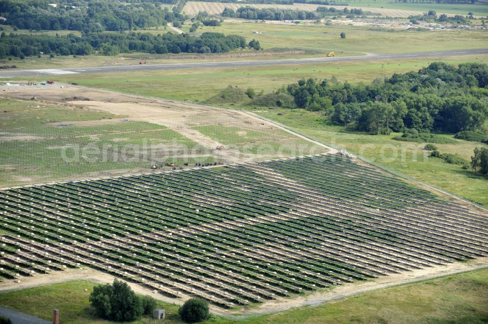 Tutow from above - Neuer zweiter Bauabschnitt des Solarenergiepark am Flugplatz Tutow in Mecklenburg - Vorpommern. Die juwi solar GmbH errichtet hier auf ca. 21 Hektar einen Solarpark mit ca. 65.500 Quadratmetern Solarmodulfläche bei ca. 91.000200 Einzelmodulen und einer Nennleistung von ca. 6780 Kilowattstunden jährlich. Modulhersteller ist die First Solar GmbH, die Unterkonstruktionen werden von der Fa. Schletter Leichtmetallbau GmbH errichtet. View of the second section of the solar energy park at the airport Tutow in Mecklenburg - Western Pomerania.