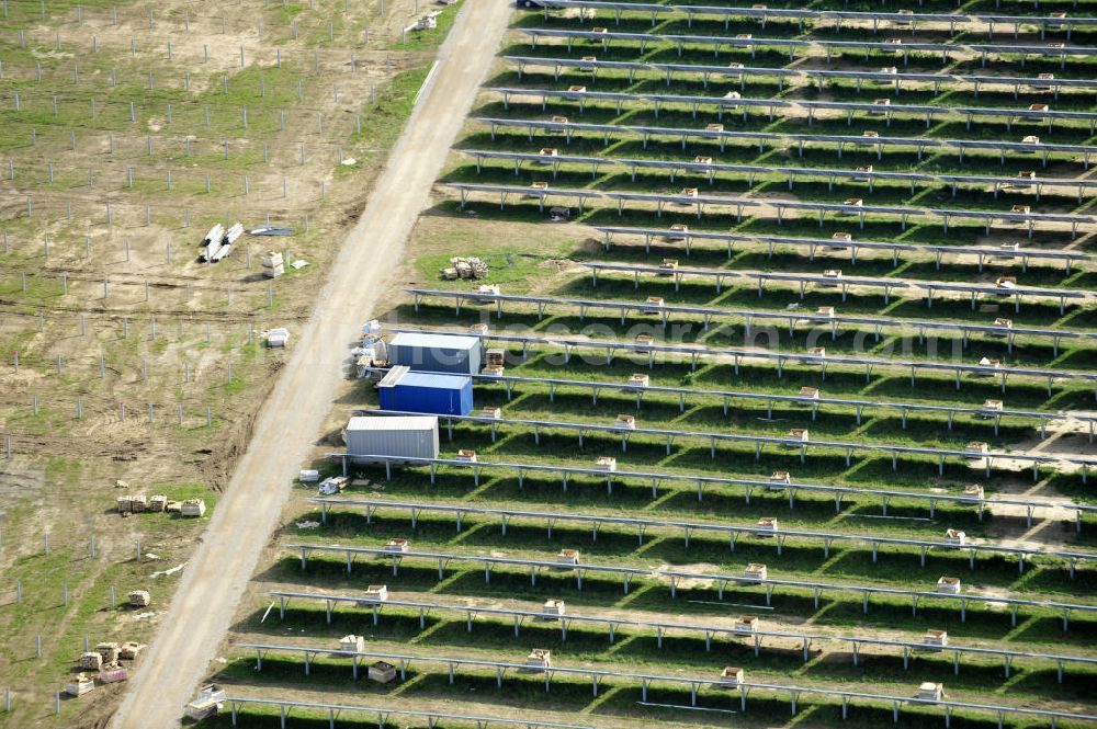 Aerial image Tutow - Neuer zweiter Bauabschnitt des Solarenergiepark am Flugplatz Tutow in Mecklenburg - Vorpommern. Die juwi solar GmbH errichtet hier auf ca. 21 Hektar einen Solarpark mit ca. 65.500 Quadratmetern Solarmodulfläche bei ca. 91.000200 Einzelmodulen und einer Nennleistung von ca. 6780 Kilowattstunden jährlich. Modulhersteller ist die First Solar GmbH, die Unterkonstruktionen werden von der Fa. Schletter Leichtmetallbau GmbH errichtet. View of the second section of the solar energy park at the airport Tutow in Mecklenburg - Western Pomerania.