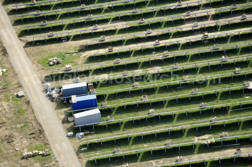 Aerial photograph Tutow - Neuer zweiter Bauabschnitt des Solarenergiepark am Flugplatz Tutow in Mecklenburg - Vorpommern. Die juwi solar GmbH errichtet hier auf ca. 21 Hektar einen Solarpark mit ca. 65.500 Quadratmetern Solarmodulfläche bei ca. 91.000200 Einzelmodulen und einer Nennleistung von ca. 6780 Kilowattstunden jährlich. Modulhersteller ist die First Solar GmbH, die Unterkonstruktionen werden von der Fa. Schletter Leichtmetallbau GmbH errichtet. View of the second section of the solar energy park at the airport Tutow in Mecklenburg - Western Pomerania.