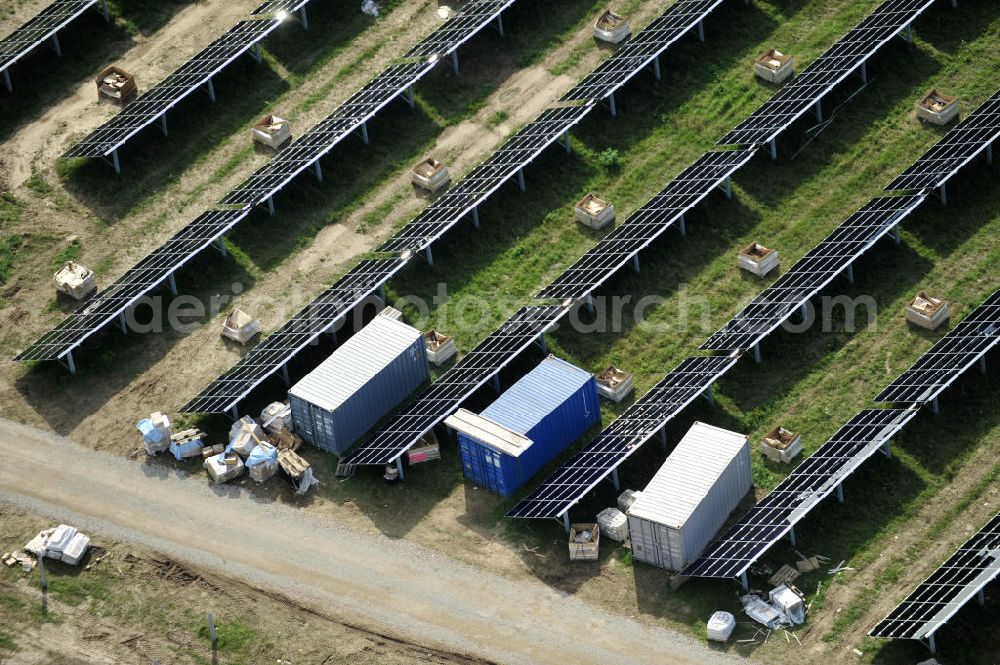 Tutow from above - Neuer zweiter Bauabschnitt des Solarenergiepark am Flugplatz Tutow in Mecklenburg - Vorpommern. Die juwi solar GmbH errichtet hier auf ca. 21 Hektar einen Solarpark mit ca. 65.500 Quadratmetern Solarmodulfläche bei ca. 91.000200 Einzelmodulen und einer Nennleistung von ca. 6780 Kilowattstunden jährlich. Modulhersteller ist die First Solar GmbH, die Unterkonstruktionen werden von der Fa. Schletter Leichtmetallbau GmbH errichtet. View of the second section of the solar energy park at the airport Tutow in Mecklenburg - Western Pomerania.