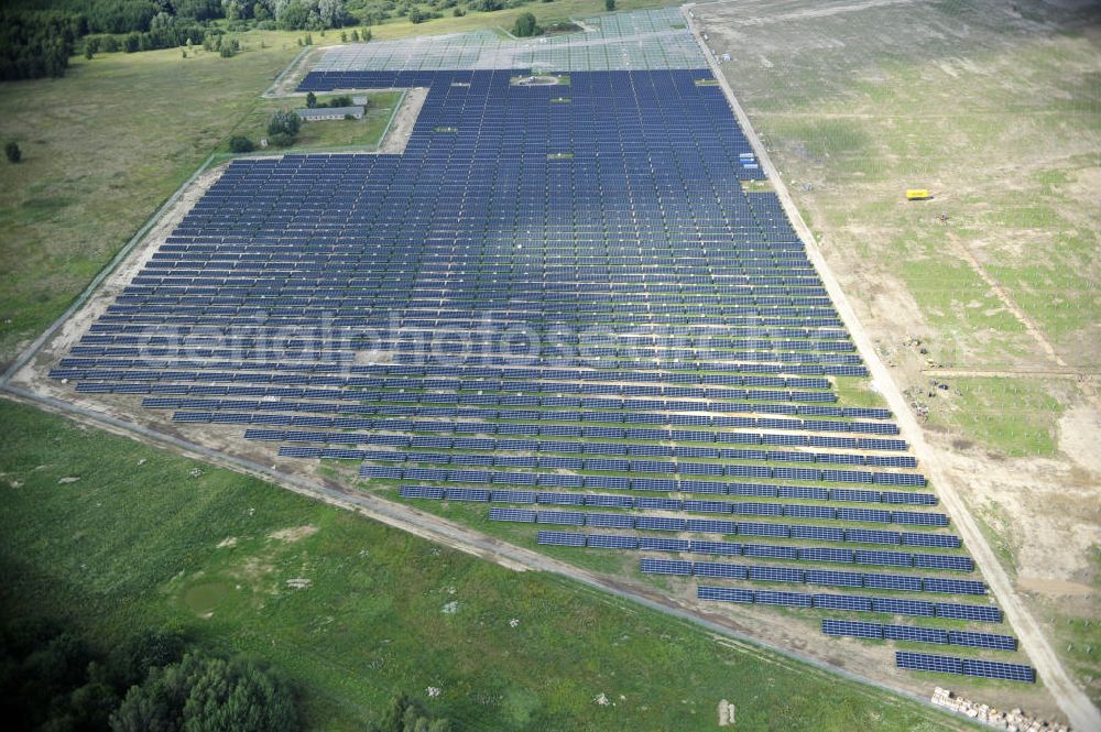 Aerial image Tutow - Neuer zweiter Bauabschnitt des Solarenergiepark am Flugplatz Tutow in Mecklenburg - Vorpommern. Die juwi solar GmbH errichtet hier auf ca. 21 Hektar einen Solarpark mit ca. 65.500 Quadratmetern Solarmodulfläche bei ca. 91.000200 Einzelmodulen und einer Nennleistung von ca. 6780 Kilowattstunden jährlich. Modulhersteller ist die First Solar GmbH, die Unterkonstruktionen werden von der Fa. Schletter Leichtmetallbau GmbH errichtet. View of the second section of the solar energy park at the airport Tutow in Mecklenburg - Western Pomerania.