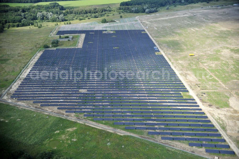 Aerial photograph Tutow - Neuer zweiter Bauabschnitt des Solarenergiepark am Flugplatz Tutow in Mecklenburg - Vorpommern. Die juwi solar GmbH errichtet hier auf ca. 21 Hektar einen Solarpark mit ca. 65.500 Quadratmetern Solarmodulfläche bei ca. 91.000200 Einzelmodulen und einer Nennleistung von ca. 6780 Kilowattstunden jährlich. Modulhersteller ist die First Solar GmbH, die Unterkonstruktionen werden von der Fa. Schletter Leichtmetallbau GmbH errichtet. View of the second section of the solar energy park at the airport Tutow in Mecklenburg - Western Pomerania.