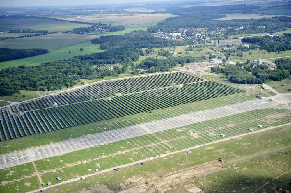 Tutow from above - Neuer zweiter Bauabschnitt des Solarenergiepark am Flugplatz Tutow in Mecklenburg - Vorpommern. Die juwi solar GmbH errichtet hier auf ca. 21 Hektar einen Solarpark mit ca. 65.500 Quadratmetern Solarmodulfläche bei ca. 91.000200 Einzelmodulen und einer Nennleistung von ca. 6780 Kilowattstunden jährlich. Modulhersteller ist die First Solar GmbH, die Unterkonstruktionen werden von der Fa. Schletter Leichtmetallbau GmbH errichtet. View of the second section of the solar energy park at the airport Tutow in Mecklenburg - Western Pomerania.