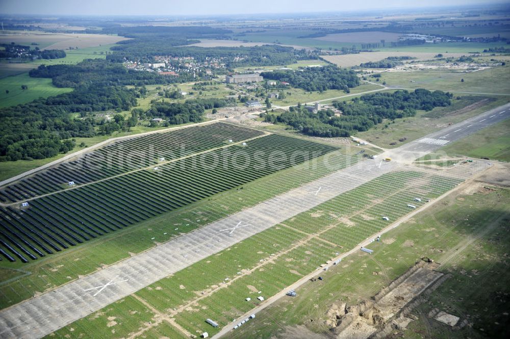 Tutow from the bird's eye view: Neuer zweiter Bauabschnitt des Solarenergiepark am Flugplatz Tutow in Mecklenburg - Vorpommern. Die juwi solar GmbH errichtet hier auf ca. 21 Hektar einen Solarpark mit ca. 65.500 Quadratmetern Solarmodulfläche bei ca. 91.000200 Einzelmodulen und einer Nennleistung von ca. 6780 Kilowattstunden jährlich. Modulhersteller ist die First Solar GmbH, die Unterkonstruktionen werden von der Fa. Schletter Leichtmetallbau GmbH errichtet. View of the second section of the solar energy park at the airport Tutow in Mecklenburg - Western Pomerania.